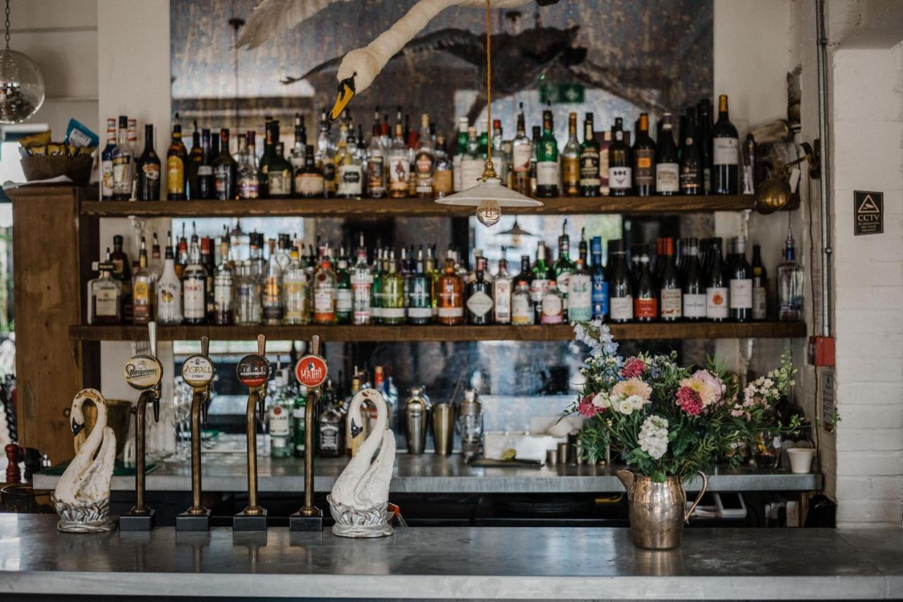 ホテル The Crooked Swan クルーカーン エクステリア 写真